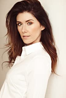 How tall is Jewel Staite?